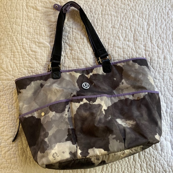 lululemon athletica Handbags - Lululemon Large Weekend Tote Bag